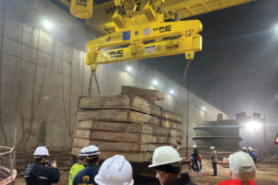 Overhead crane proses untuk produksi baja dan penanganan kontinyu
